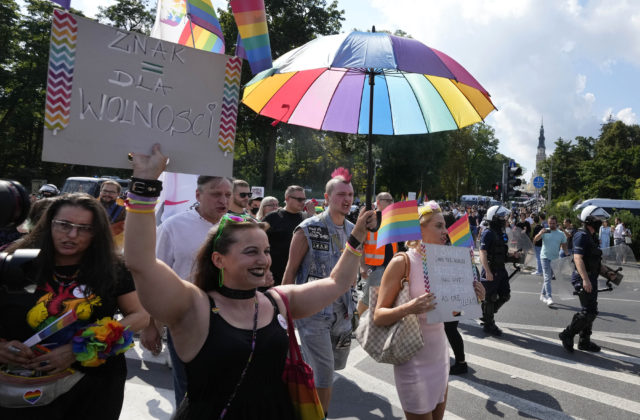Na pochody LGBT ľudí v Poľsku dohliadala polícia, pravica to považuje za otvorenú provokáciu