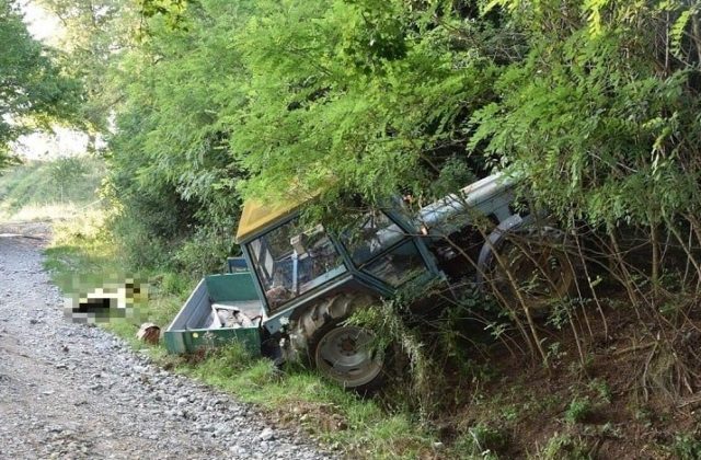 Traktor v strmom klesaní zišiel z cesty, vodič neprežil a spolujazdkyňa skončila v nemocnici (foto)