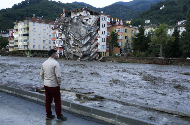 Záplavy na severe Turecka majú už 31 obetí a stovky nezvestných, po ktorých stále pátrajú záchranári (video)