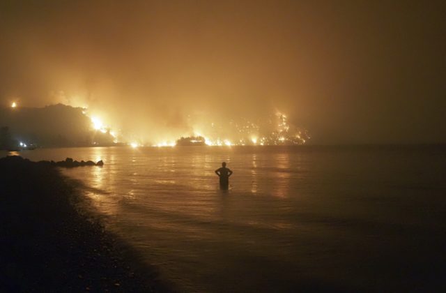 Lesné požiare v Grécku najhoršie zasiahli ostrov Eubója, ľudia sú bez elektriky aj tečúcej vody (foto)