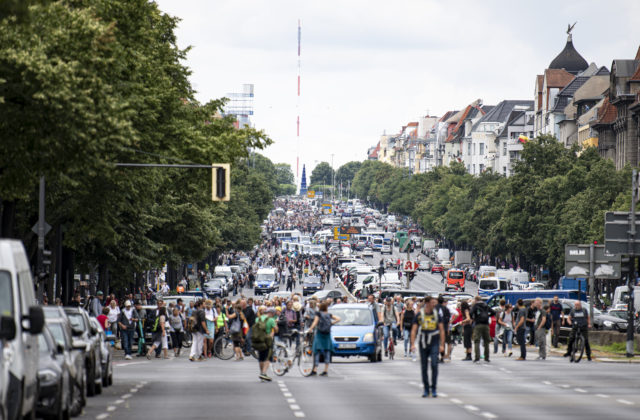 V Berlíne protestovali nespokojní Nemci proti opatreniam, zomrel zadržaný účastník protestu