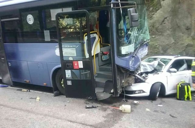 Pod Strečnom sa zrazili autobus a tri osobné autá, hasiči vyslobodili zakliesnené osoby (foto)