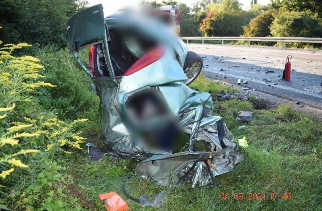 Osobné auto sa zrazilo s kamiónom, o život prišla 21-ročná vodička (foto)