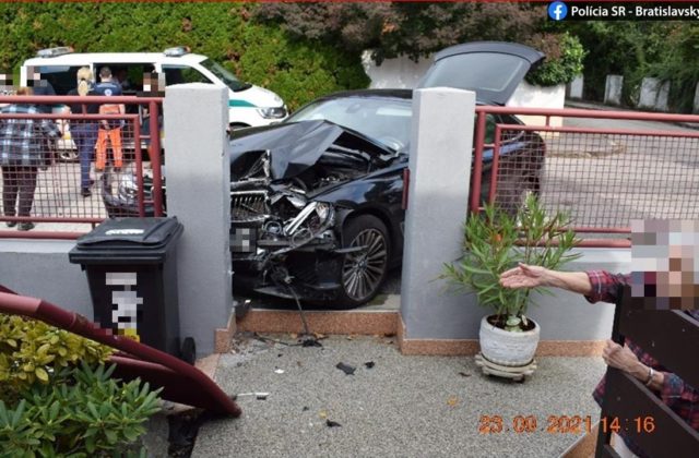 V Bratislave došlo k zrážke niekoľkých luxusných áut, na vozidlách vznikli škody za desaťtisíce eur (foto)