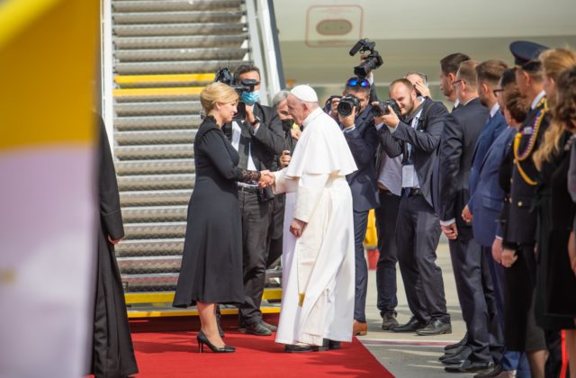 Pápež František sa bude modliť za pokoj a blaho slovenského národa, Čaputovej pri rozlúčke vyjadril úprimnú sústrasť (foto)