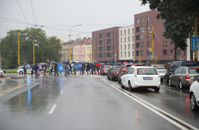 Odborári majú dosť zhoršujúcej sa životnej úrovne Slovákov, počas protestu čiastočne zablokovali dopravu v Košiciach (foto)