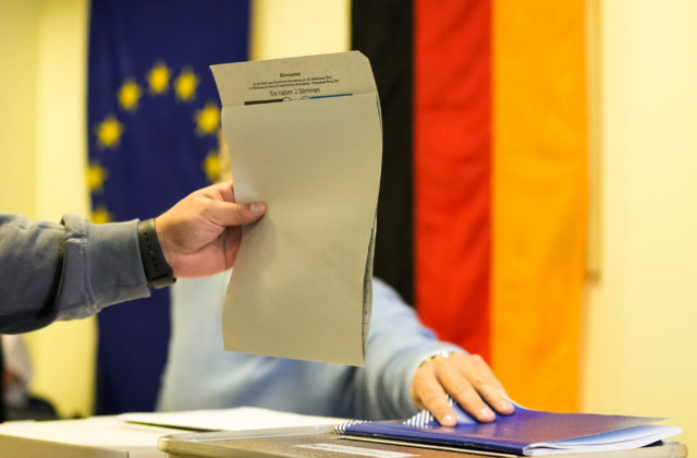 Merkelová vo funkcii končí, parlamentné voľby v Nemecku tesne vyhrali sociálni demokrati