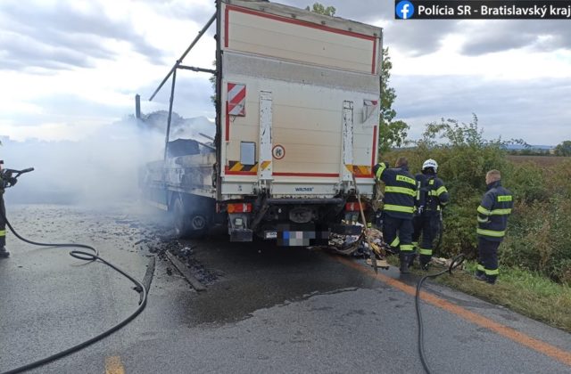 Diaľnicu D1 v smere do Bratislavy museli uzavrieť pre požiar vozidla (foto)