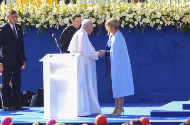Pápež František od prezidentky Čaputovej dostal pľúcny ventilátor, žiariče a ďalšie dary