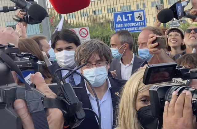 Bývalý katalánsky prezident Puigdemont sa po zadržaní opäť dostal na slobodu