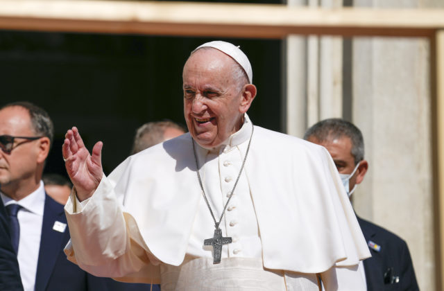 Pápež František sa hanbí za sexuálne zneužívanie detí francúzskymi duchovnými, majú na svedomí množstvo obetí
