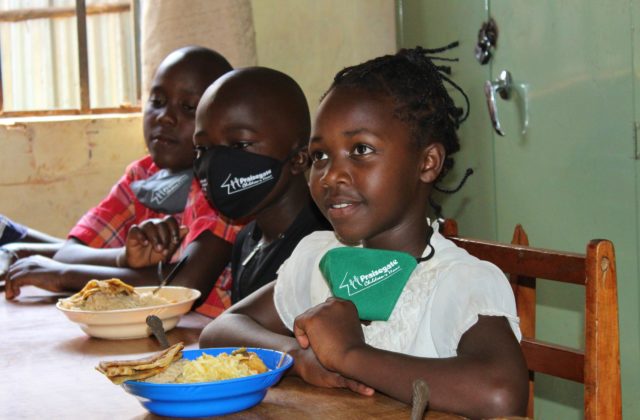 Slováci pomáhajú v Afrike: „Mnohé deti žijú v nepredstaviteľných podmienkach a vzdelanie im zabezpečuje cestu z chudoby.“