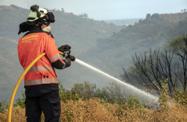 Španielsko nasadilo do bojov proti lesným požiarom aj armádu, evakuovať museli ďalších ľudí
