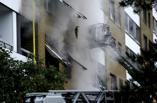 Švédska polícia pátra v súvislosti s výbuchom v bytovke v Göteborgu po mužovi, ktorý tam žil s matkou