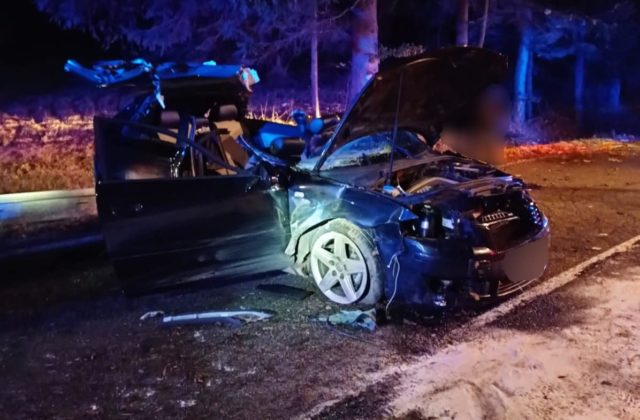 Neskúsený mladík havaroval s Audi v katastri obce Makov, pri nehode zahynul jeho 17-ročný spolujazdec