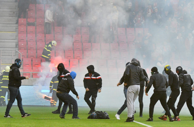 Disciplinárka rozhodla o trestoch pre Spartak aj Slovan a polícia už niekoľko fanúšikov obvinila z výtržníctva (foto)
