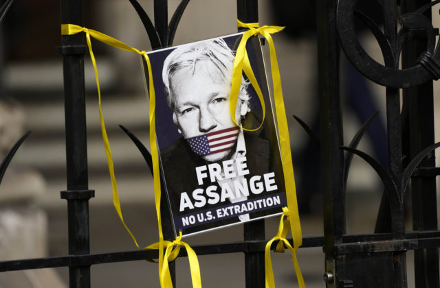 Spojené štáty sa pred súdom opäť snažia dosiahnuť vydanie Juliana Assangea, hrozí mu 175 rokov väzenia