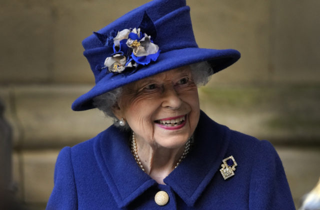 Britská kráľovná Alžbeta II. strávila noc v nemocnici, podľa paláca zostáva v dobrej nálade