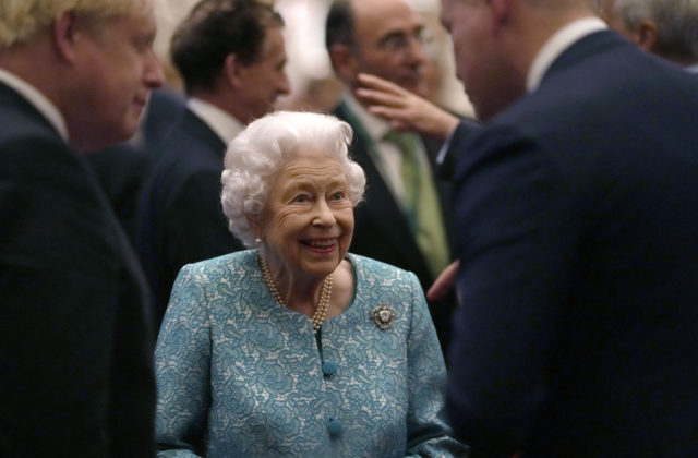 Kráľovnú Alžbetu II. trápi zdravie, pre odporúčania lekárov sa musela vzdať cesty do Severného Írska