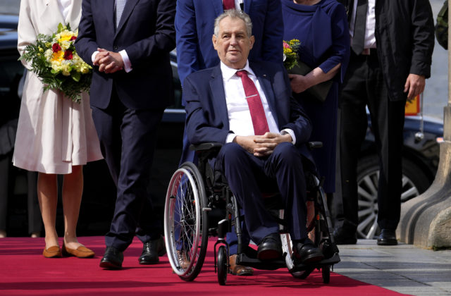 Vedúci Zemanovej kancelárie ukázal video, na ktorom český prezident podpisuje zvolanie schôdze snemovne