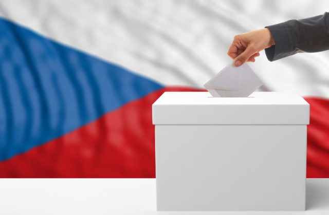 V Česku sa konajú komunálne a senátne voľby, hlasovať už bol Zeman aj Babiš