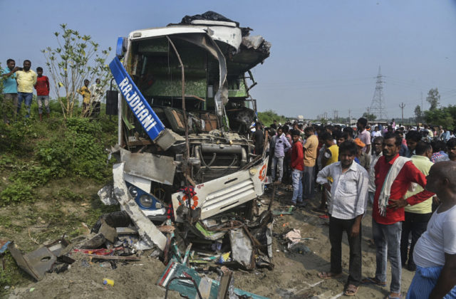 Pri havárii autobusu zomrelo dvanásť ľudí. Vodič zmenil smer jazdy, aby sa vyhol dobytku (foto)