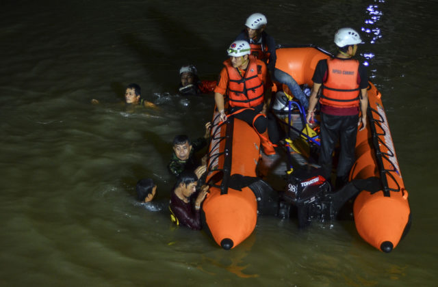 Študenti v indonézskej provincii Západná Jáva čistili okolie rieky, jedenásti sa utopili