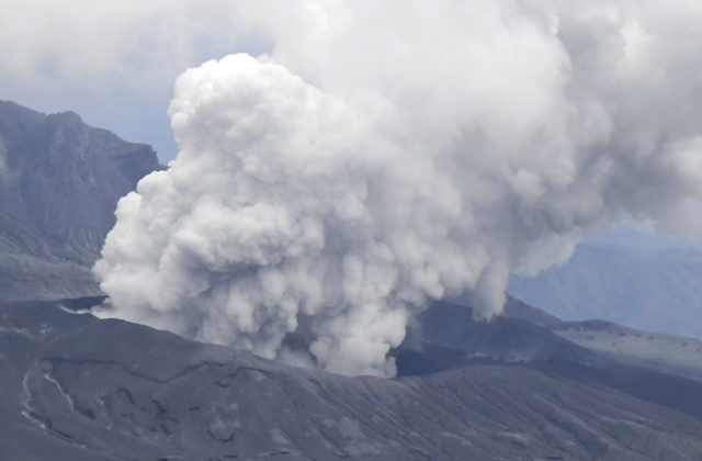 V južnom Japonsku vybuchla sopka Aso, meteorológovia vydali výstrahy pre turistov a obyvateľov (video)