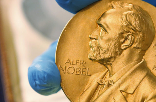 Nobelovu cenu za ekonómiu získali David Card, Joshua D. Angrist a Guido W. Imbens