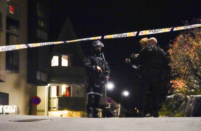 Polícia identifikovala útočníka z nórskeho Kongsbergu, Dán zrejme spáchal teroristický čin (video)