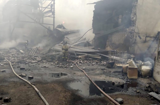 V ruskom závode na výrobu pušného prachu došlo k výbuchu, zahynulo 16 ľudí (video)