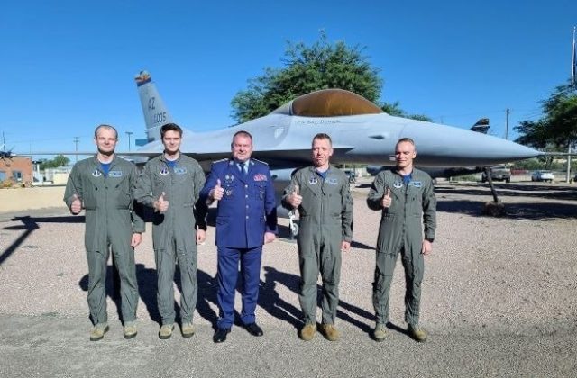 Prví štyria slovenskí piloti stíhačiek F-16 ukončili základný výcvik, vo vzdelávaní budú pokračovať