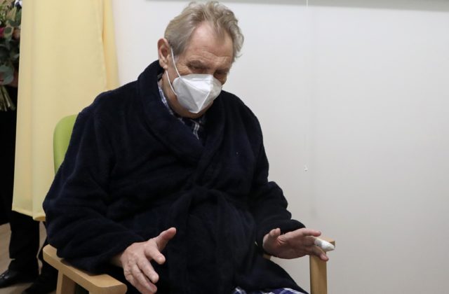 Českého prezidenta Miloša Zemana zaviezli opäť do nemocnice, mal pozitívny test na koronavírus