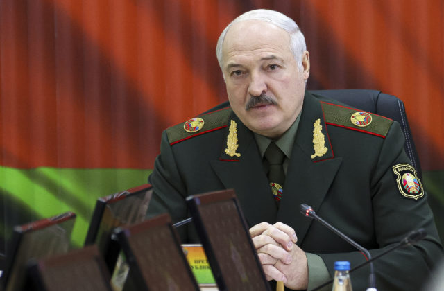 Lukašenko obvinil Litvu, že na jeho stranu hranice prehadzuje telá mŕtvych migrantov