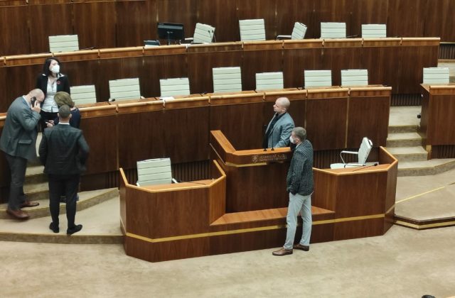 Mazurek si odmietol nasadiť respirátor a zablokoval rečnícky pult v rokovacej sále parlamentu (video)