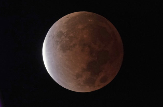 Ľudia v Severnej a Južnej Amerike mohli sledovať najdlhšie čiastočné zatmenie Mesiaca od roku 1440