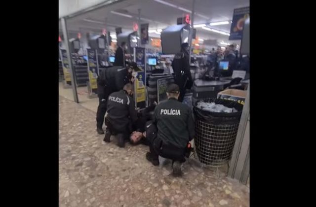 Polícia tvrdo zasiahla proti provokatérom bez rúška v piešťanskom supermarkete (video)