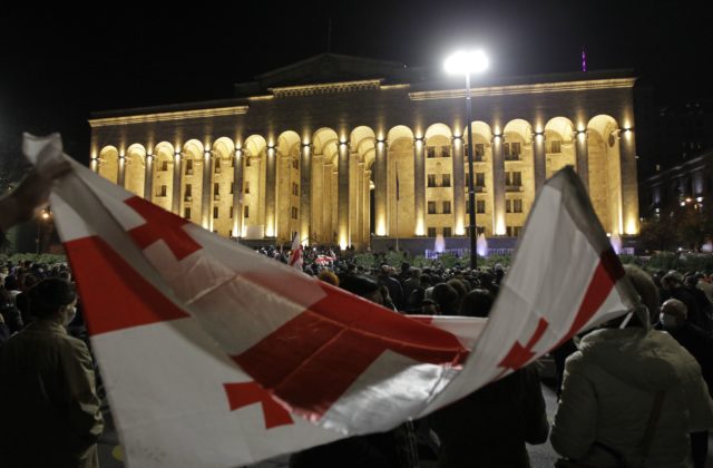 Gruzínska opozícia spochybňuje výsledky volieb, zvoláva masové protesty