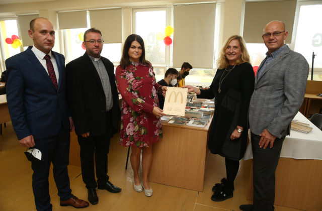 Študenti z Prešova sa tešia z novej anglickej knižnice od spoločnosti McDonald’s