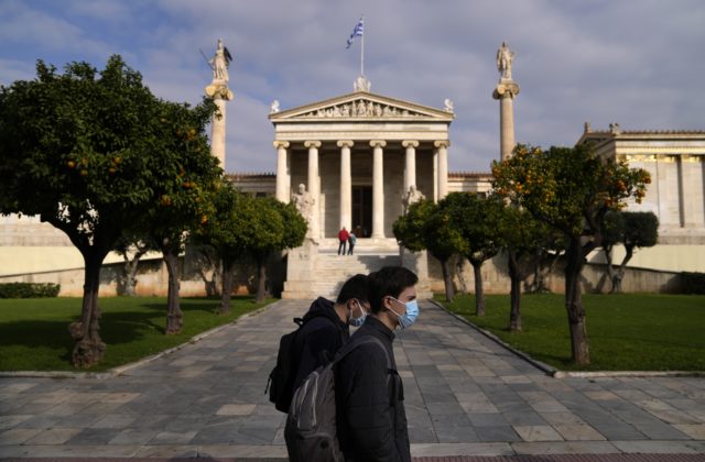 Grécko sprísnilo pravidlá pre nezaočkovaných, do kostola sa dostanú aj bez testu
