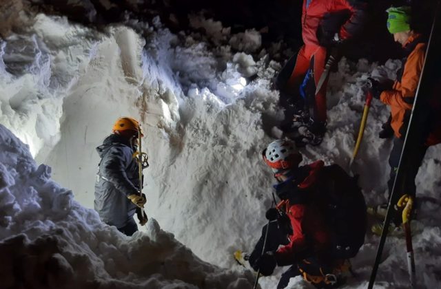 Lavína vo Veľkej Fatre má ďalšiu obeť, po druhom skialpinistovi pátrali desiatky záchranárov