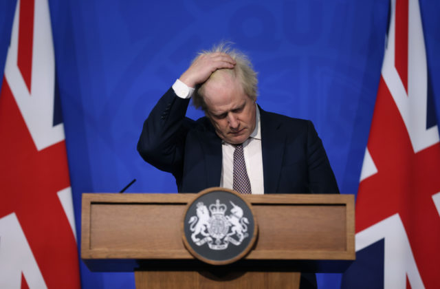 Briti majú vážne obavy z omikronu, poslanci schválili nové opatrenia i napriek vzbure v Johnsonovej strane