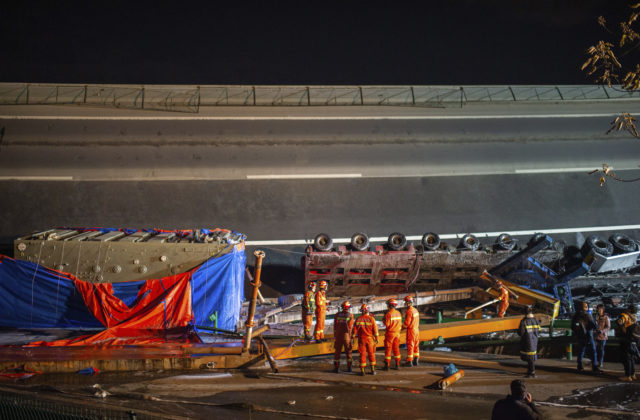 V Číne sa zrútila časť nadjazdu diaľnice, zasypala auto a z mosta spadli nákladné vozidlá (video)