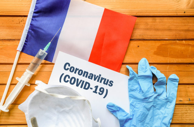 Francúzsko sprísňuje opatrenia proti koronavírusu, za deň potvrdili viac ako 100-tisíc nakazených