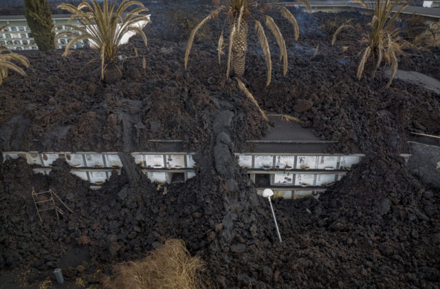 Na ostrove La Palma ohrozuje nový prúd lávy ďalšie domy a kostol