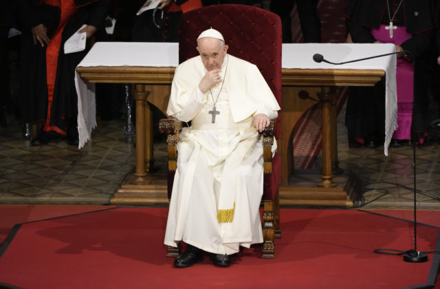 Pápež František zrušil silvestrovskú návštevu betlehemu, snaží sa odradiť ľudí od zhromažďovania sa
