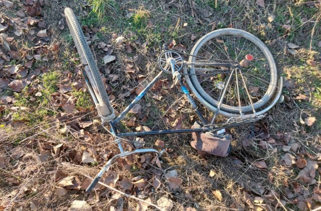 Zrážku s Fiatom Ducato neprežil 62-ročný cyklista, polícia zatiaľ nevie určiť vinníka nehody (foto)