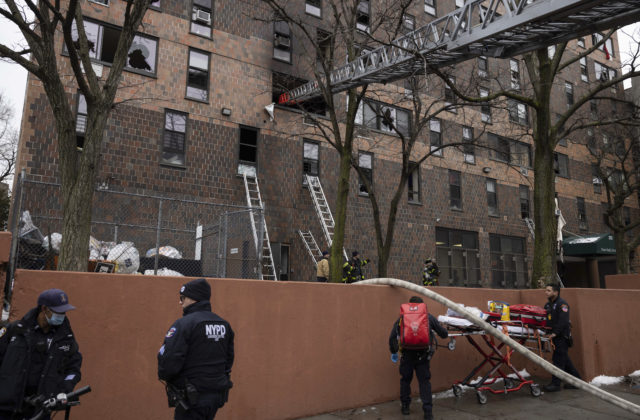 Požiar bytového domu v New Yorku si vyžiadal 19 obetí, zomrelo aj niekoľko detí