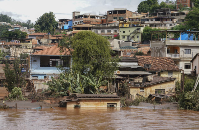 Zosuvy pôdy v Minas Gerais si vyžiadali 12 obetí, pre záplavy museli svoje domovy opustiť tisícky ľudí