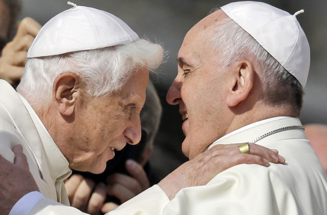 Pápež František sa rázne po pochybení svojho predchodcu sľubuje spravodlivosť pre obete zneužívania